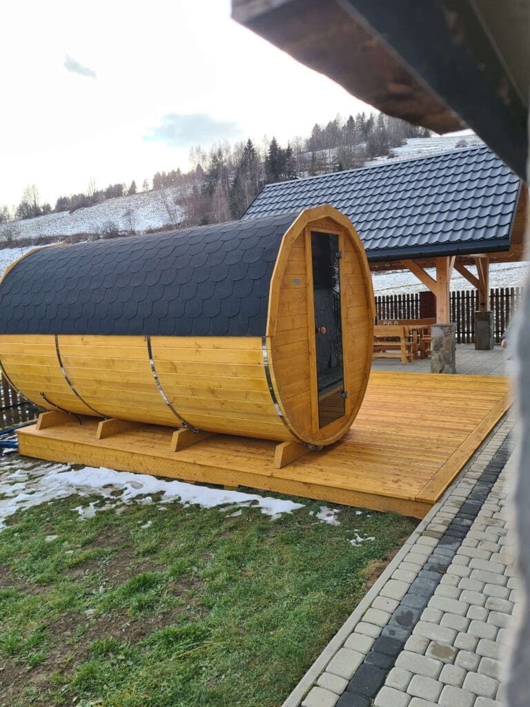 Sauna ogrodowa na drewnianym podeście